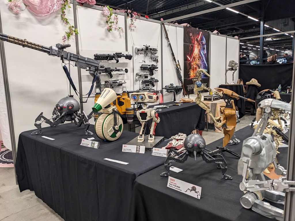 Expo d'armes et de robots animés